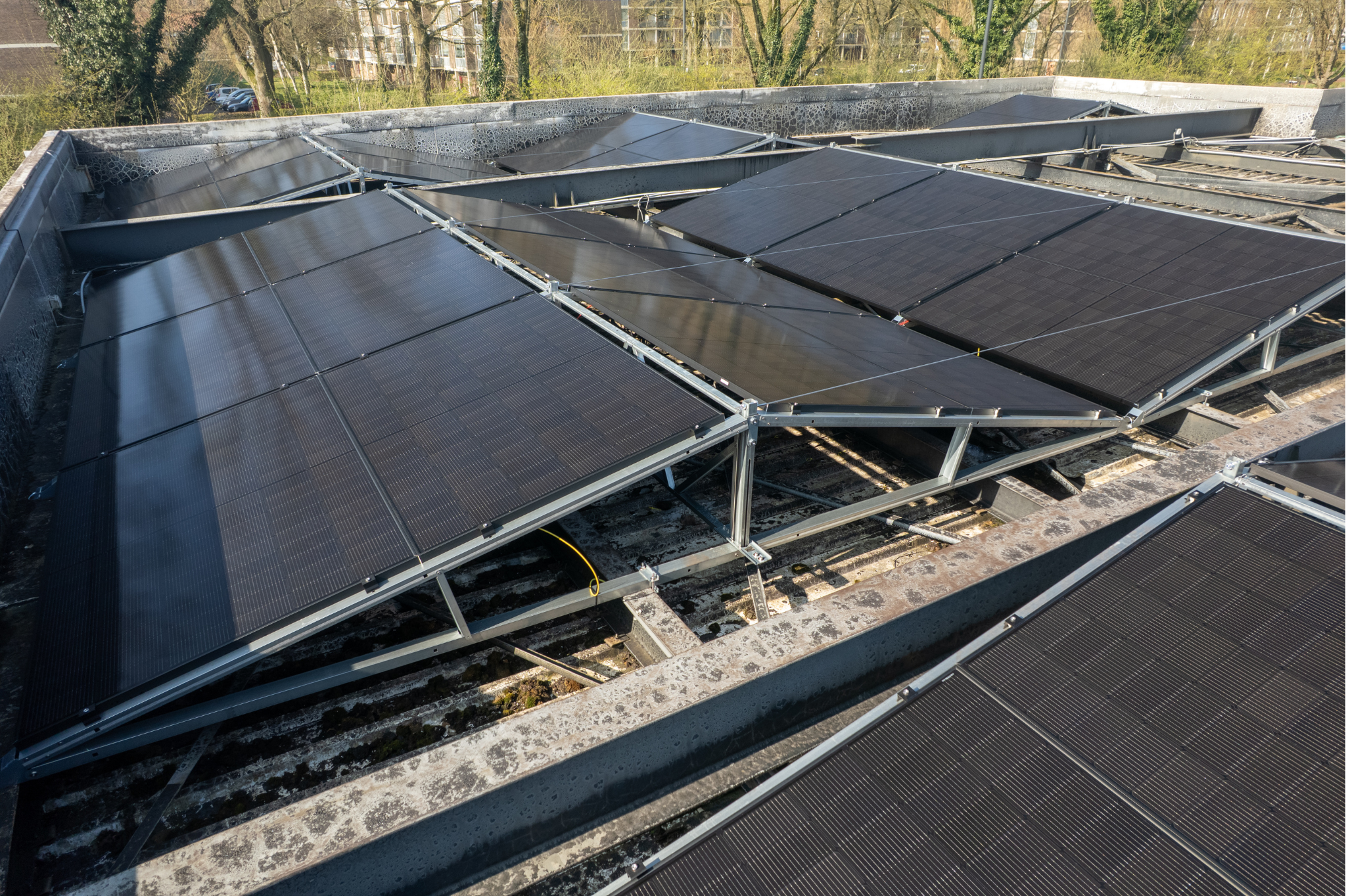 Montagesysteem zonnepanelen op tankstation