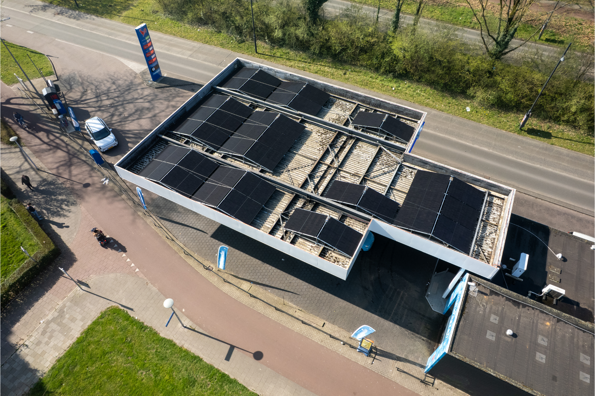 Zonnepanelen op tankstation door RABLE