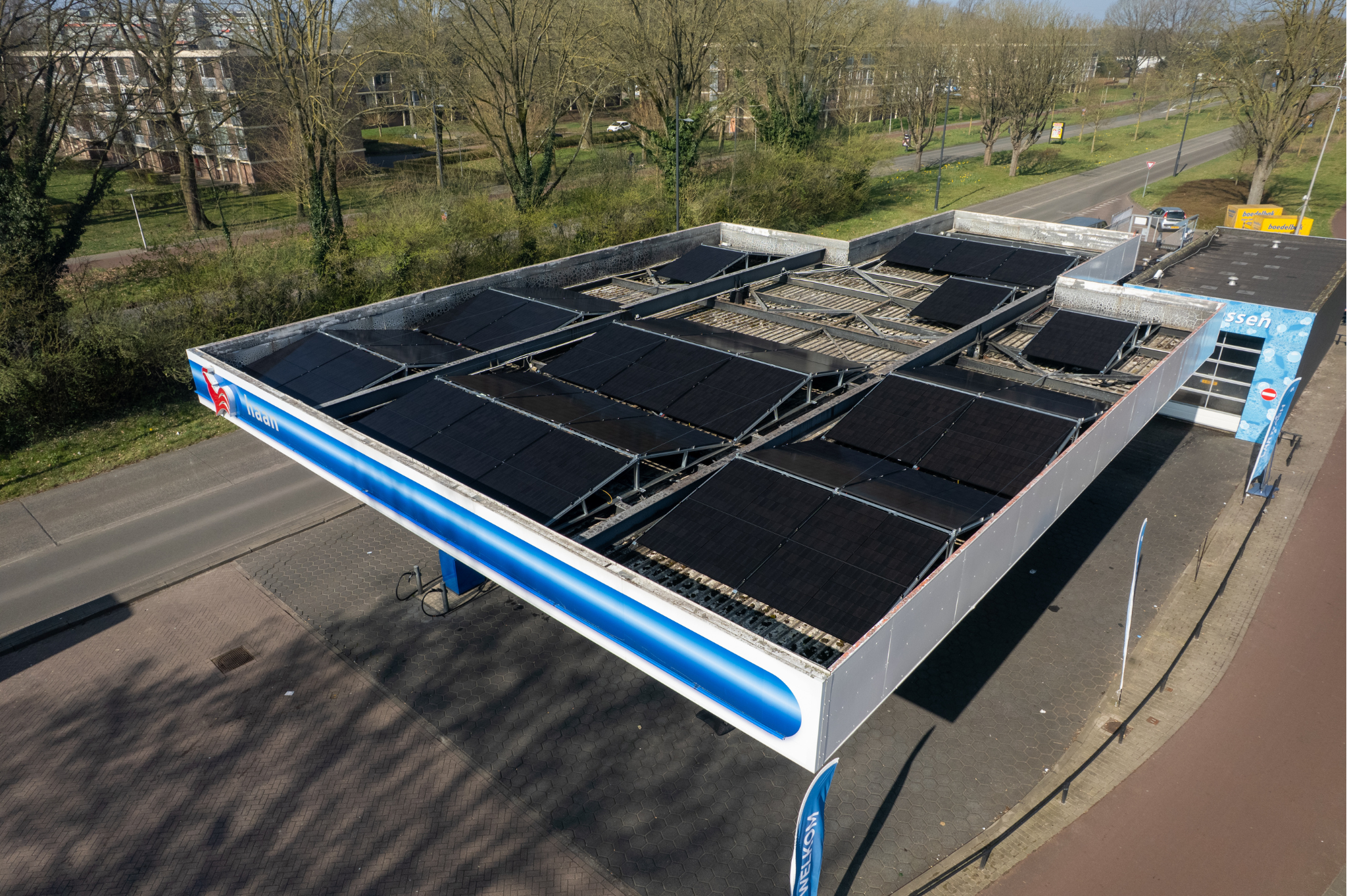 Zonnepanelen op tankstation Haan