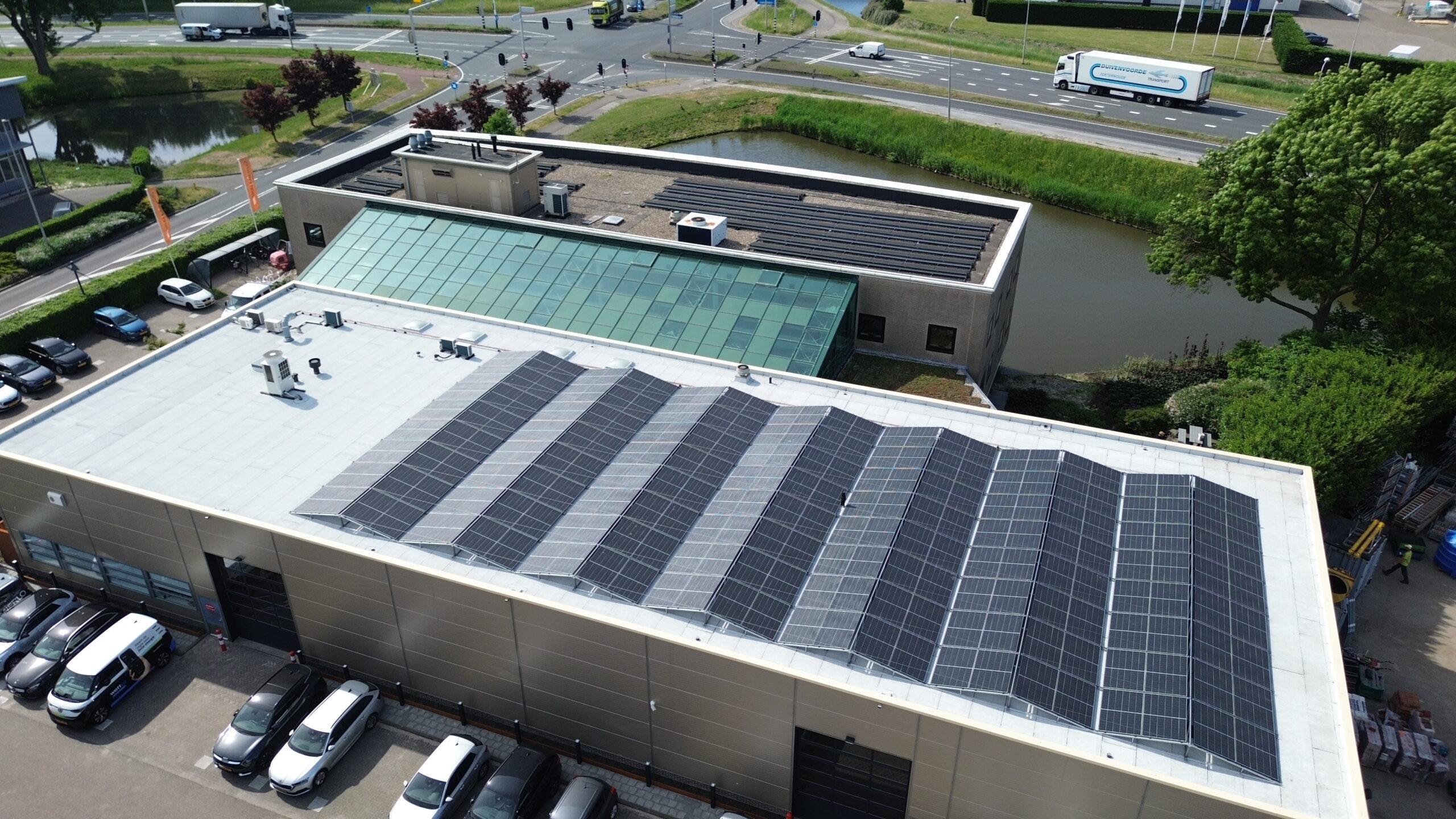 Zonnepanelen op industrie bedrijfspand